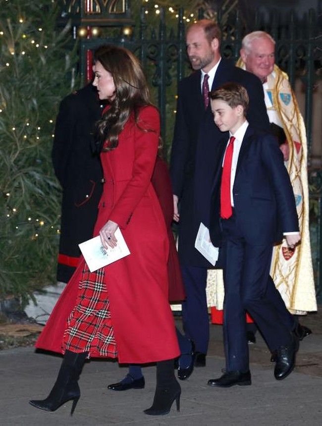 Ibu tiga anak ini tampak memakai rok motif tartan dari Emilia Wickstead di balik mantel panjangnya, yang sekilas tersibak saat dia berjalan. Foto: Getty Images/Max Mumby/Indigo