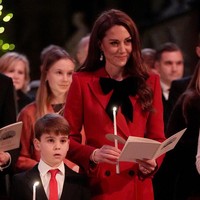 Kate tampak mengenakan anting-anting mutiara yang menonjol namun tetap sederhana, dari koleksi Mulberry.Foto: Getty Images/Max Mumby/Indigo