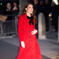 Natal tahun ini menjadi yang pertama bagi Kate setelah mengumumkan sembuh dari kanker beberapa bulan lalu. Untuk kesempatan spesial ini, Kate Middleton kembali mengenakan mantel merah cerah dari Alexander McQueen yang membungkus dress mortin tartan Emilia Wickstead. Potongan mantel ini menampilkan detail double-breasted dengan kancing hitam kontras. Aksen pita hitam besar beludru di bagian leher menambahkan sentuhan feminin sekaligus playful. (Foto: Getty Images/Max Mumby/Indigo)