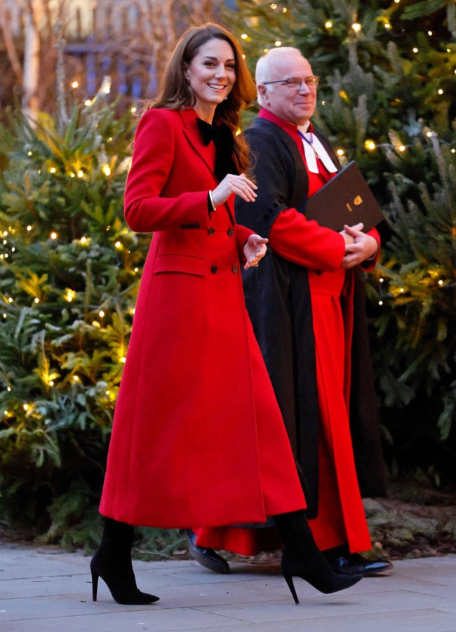 Kate Middleton, demikian ia akrab dikenal, menghadiri konser Together at Christmas 2024 pada 6 Desember lalu. Acara tahunan yang ia gelar bersama Pangeran William sejak 2021 itu disiarkan pada Malam Natal, Selasa (24/12/2024), di stasiun TV Inggris ITV. (Foto: Getty Images/Max Mumby/Indigo)