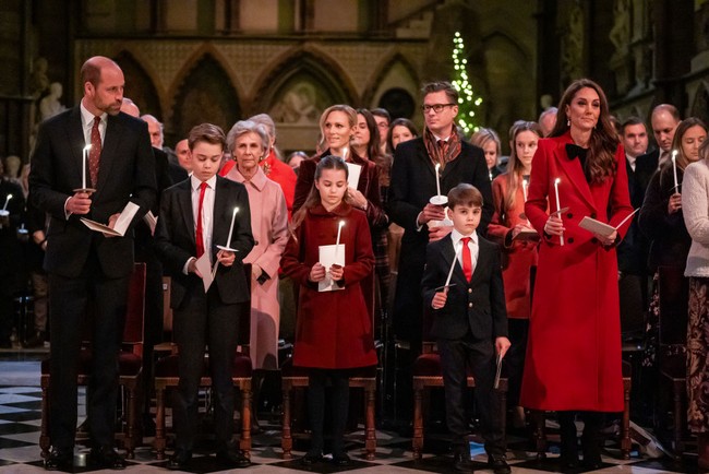 Kate Middleton hadir di upacara Carol service, yang merupakan perayaan dengan nyanyian lagu-lagu Natal selama musim Adven. Dia tampak bergabung bersama Pangeran William dan ketiga anaknya, Pangeran George, Putri Charlotte dan Pangeran Louise.  Foto: Getty Images/Max Mumby/Indigo
