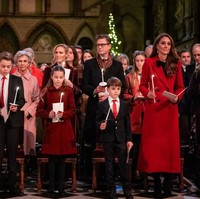 Kate Middleton hadir di upacara Carol service, yang merupakan perayaan dengan nyanyian lagu-lagu Natal selama musim Adven. Dia tampak bergabung bersama Pangeran William dan ketiga anaknya, Pangeran George, Putri Charlotte dan Pangeran Louise.  Foto: Getty Images/Max Mumby/Indigo