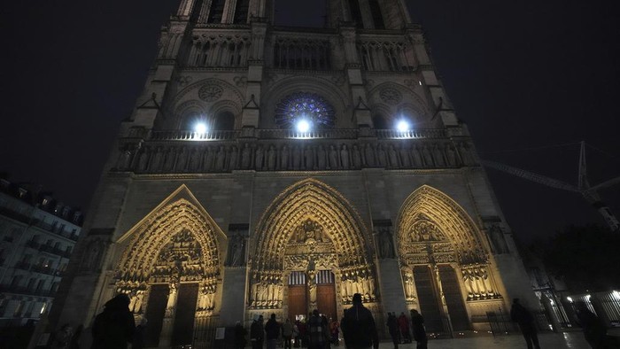Katedral Notre Dame Paris Kembali Dibuka Pasca Kebakaran 2019 Clergymen leave after the first public mass in Notre Dame Cathedral since the 2019 fire, Sunday, Dec. 8, 2024 in Paris. (AP Photo/Michel Euler)