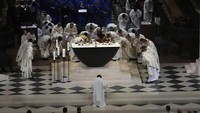 Acara ini sungguh khidmat dan bersejarah. Uskup Agung Laurent Ulrich memimpin Misa pagi, termasuk pentahbisan altar perunggu baru. 2.500 orang menghadiri liturgi tersebut, termasuk Presiden Prancis Emmanuel Macron. 