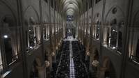 Umat menghadiri misa publik pertama di Katedral Notre Dame, Paris, Prancis, Minggu (8/11/2024). 