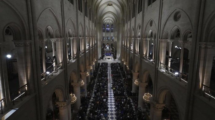 Katedral Notre Dame Paris Kembali Dibuka Pasca Kebakaran 2019 Clergymen leave after the first public mass in Notre Dame Cathedral since the 2019 fire, Sunday, Dec. 8, 2024 in Paris. (AP Photo/Michel Euler)