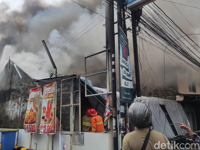 Petugas pemadam berupaya memadamkan api, Senin (9/12/2024).