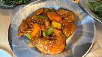 Udang yang juicy ini dibalut bumbu asam manis yang rasa asam dan manisnya seimbang menurut kami. Semakin spesial karena Kedai Penuh Nikmat menyertakan potongan nanas.