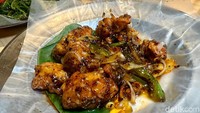 Ayam Lada Hitam (Rp 25 ribu) jadi favorit. Ayamnya memakai potongan fillet full daging yang dibalut tepung lalu digoreng sampai luarnya renyah. Baru dilumuri saus lada hitam yang agak pedas.