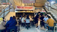 Kedai Penuh Nikmat berlokasi di Blok M Square Lantai GF, Bawah Pintu Mutiara 3. Patokannya masuk dari seberang Fave Hotel.