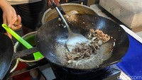 Woknya dipakai berdasarkan bumbu masakan. Ada yang khusus mengolah teriyaki, lada hitam, hingga asam manis.