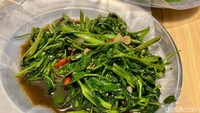 Supaya makin lengkap, bisa pesan Cah Kangkung (Rp 15 ribu). Helaian kangkungnya masih renyah dengan rasa gurih saus tiram yang nikmat.
