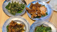Kedai Penuh Nikmat bisa disambangi mulai pukul 11.00-21.00. Cocok buat tempat makan siang dan malam yang ramah di kantong.