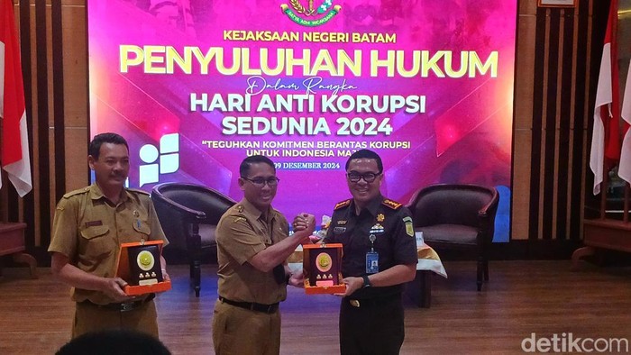 Kejari Batam memberikan penyuluhan hukum kepada Ratusan kepala sekolah di Batam.