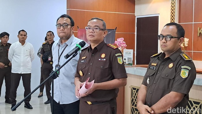 Kejari Makassar saat merilis kasus dugaan korupsi KONI Makassar.