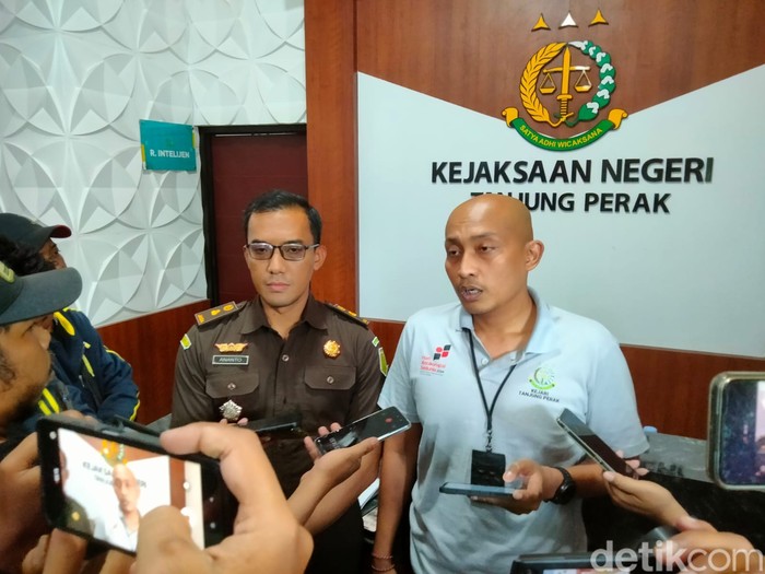 Kejari Tanjung Perak Surabaya mengamankan Direktur Pembinaan Pedagang dan Kepala Cabang Selatan Perusahaan Daerah (PD) Pasar Surya Surabaya