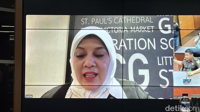 Kejati Jatim Mia Amiati saat menggelar konferensi pers secara daring.