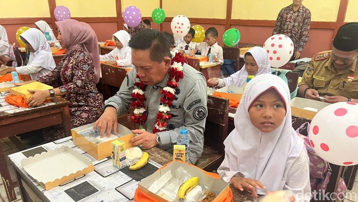 Kepala Bakamla RI menggelar makan gratis bergizi bersama murid Sekolah Dasar Negeri 04 di Kota Bengkulu