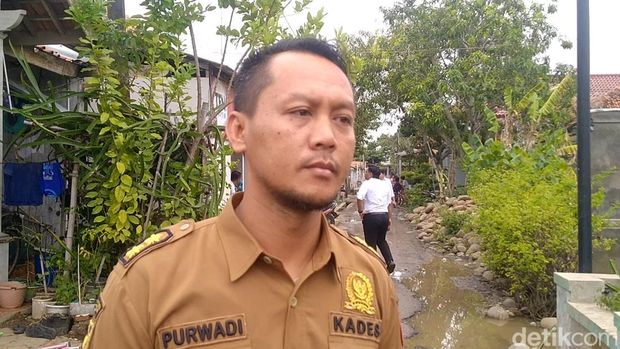 Kepala Desa Kaliprau, Purwadi, saat diwawancara di rumah duka bocah perempuan yang ditemukan tewas dalam karung, Senin (9/12/2024).