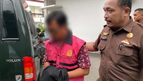 Kepsek SMAN 1 Woha, HJ, saat ditahan oleh Kejari Bima setelah dijadikan tersangka penyelewengan dana BOS, Senin (9/12/2024).