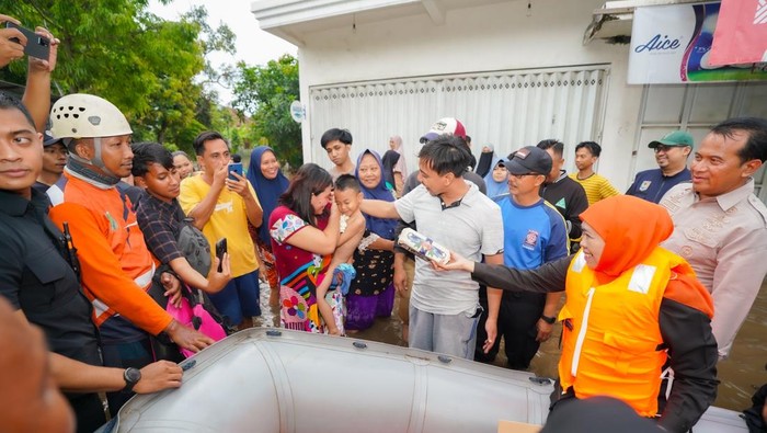 Khofifah menyalurkan bantuan untuk korban banjir di Pasuruan