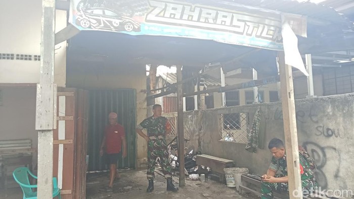 Kios stiker kendaraan di Palembang, Sumatera Selatan terbakar.