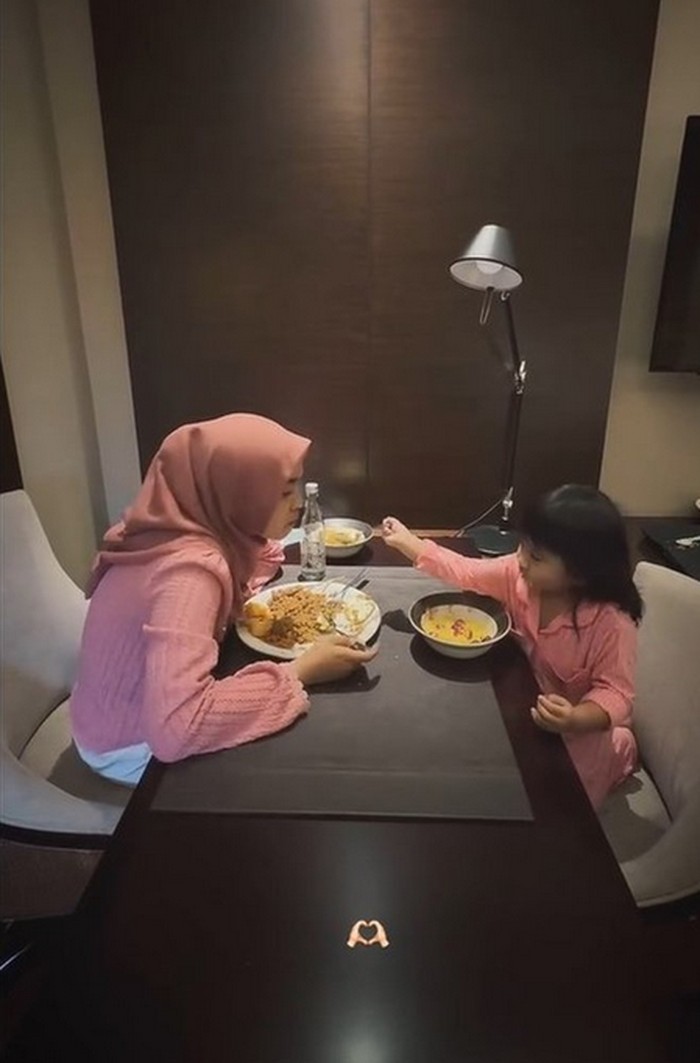 Kompak! Ria Ricis Ajak Moana Makan Steak hingga Mie