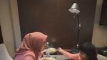 Kompak! Ria Ricis Ajak Moana Makan Steak hingga Mie