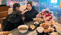 Di tengah kesibukannya, Ria Ricis selalu menyempatkan waktu makan bersama Moana. Ini potret manis Moana saat menyuapi sang ibu. Foto: Instagram @riaricis1795