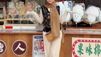 Liburan ke Korea, Ricis berpose di depan toko manisan dan gulali tradisional dengan bentuk menggemaskan. Foto: Instagram @riaricis1795
