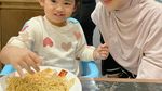 Kompak! Ria Ricis Ajak Moana Makan Steak hingga Mie