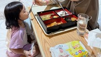 Momen manis antara ibu dan anak ini juga terekam saat mereka berada di rumah sakit. Foto: Instagram @riaricis1795