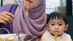 Kompak! Ria Ricis Ajak Moana Makan Steak hingga Mie