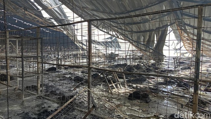 Kondisi pabrik garmen PT Anugerah Abadi Magelang (AAM) usai terbakar, Senin (9/12/2024).