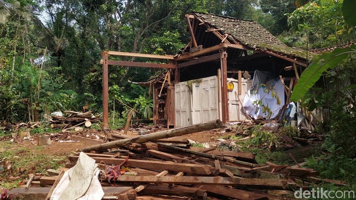 Kondisi rumah yang tertimpa pohon tumbang di Jatimulyo, Girimulyo, Kulon Progo, Senin (9/12).