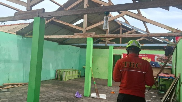 Kondisi warung makan di Pantai Depok, Kretek, Bantul yang rusak akibat tersapu angin kencang, Senin (9/12/2024).