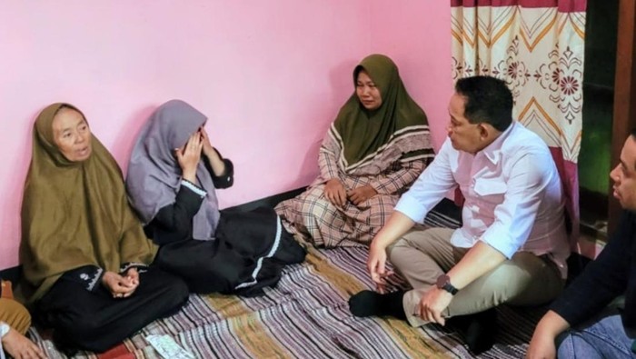 Pj Gubernur Jawa Timur Adhy Karyono mengunjungi rumah keluarga korban KLM Lorena di Situbondo
