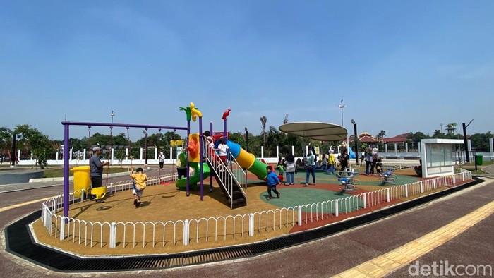 Kota Depok disebut kota dengan jumlah Ruang Bermain Ramah Anak (RBRA) terbanyak se-Indonesia. Salah satunya Taman Alun-alun dan Hutan Kota Wilayah Barat (Albar) di Kecamatan Bojongsari (Devi P/detikcom) Kota Depok disebut kota dengan jumlah Ruang Bermain Ramah Anak (RBRA) terbanyak se-Indonesia. Salah satunya Taman Alun-alun dan Hutan Kota Wilayah Barat (Albar) di Kecamatan Bojongsari (Devi P/detikcom)