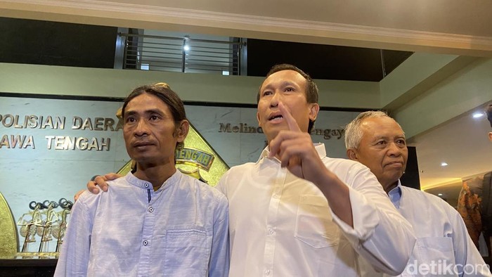 Kuasa hukum keluarga Gamma, Zainal Abidin, dan pihak keluarga Gamma di Mapolda Jateng, Semarang, seusai sidang etik Aipda Robig, Senin (9/12/2024) malam.