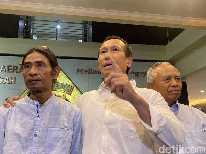 Kuasa hukum keluarga Gamma, Zainal Abidin, dan pihak keluarga Gamma di Mapolda Jateng, Semarang, seusai sidang etik Aipda Robig, Senin (9/12/2024) malam.