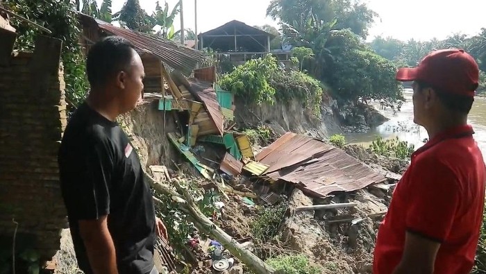 Kondisi rumah warga di Asahan yang bermukim di pinggir sungai, hancur akibat tergerus longsor.