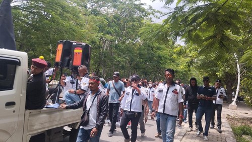 Mahasiswa bersama masyarakat Kelurahan Namosain saat melakukan demonstrasi di DPRD Kota Kupang, NTT, Senin (9/12/2024). (Dok. PMKRI Cabang Kupang)