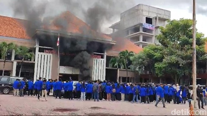 Mahasiswa UNP Kediri bakar-bakar di kampus protes pembangunan gedung yang mangkrak 6 bulan.