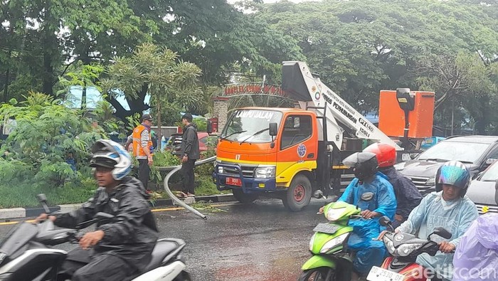 Sebuah tiang lampu jalan patah dan menimpa kabel jaringan listrik di Jalan Urip Sumoharjo, Kota Makassar, Sulawesi Selatan (Sulsel), subuh tadi.