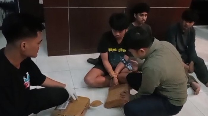 Badan Narkotika Nasional Provinsi (BNNP) Sulawesi Selatan (Sulsel) menangkap tiga orang pelaku peredaran narkotika jenis ganja di Kota Makassar.
