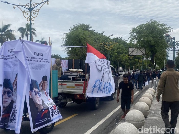 Massa Aliansi Santri Jalanan demo di Titik Nol Kilometer, Kota Jogja, Senin (9/12/2024). Mereka menyuarakan sikap menolak Gus Miftah mundur dari Utusan Presiden.
