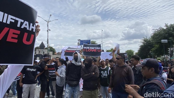 Massa yang menamakan diri Aliansi Santri Jalanan menggelar aksi demo tolak Gus Miftah mundur dari Utusan Presiden, di Titik Nol Kilometer, Kota Jogja, Senin (9/12/2024).