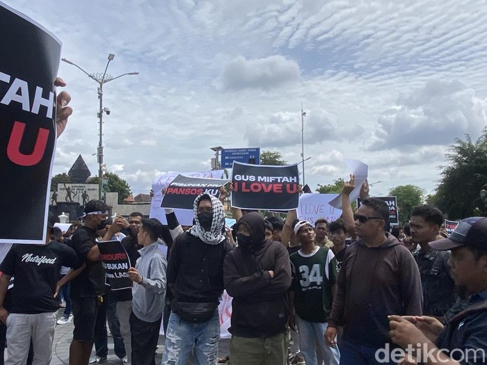 Massa yang menamakan diri Aliansi Santri Jalanan menggelar aksi demo tolak Gus Miftah mundur dari Utusan Presiden, di Titik Nol Kilometer, Kota Jogja, Senin (9/12/2024).