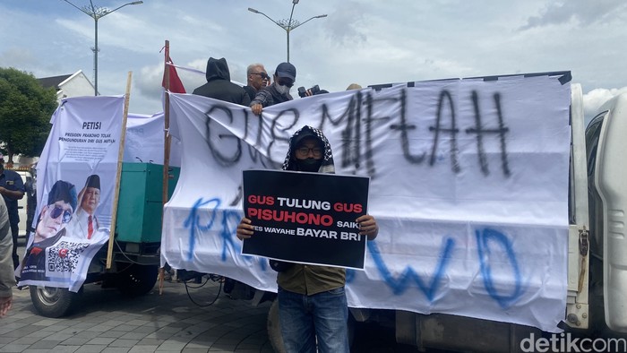Massa yang menamakan diri Aliansi Santri Jalanan menggelar aksi demo tolak Gus Miftah mundur dari Utusan Presiden, di Titik Nol Kilometer, Kota Jogja, Senin (9/12/2024).