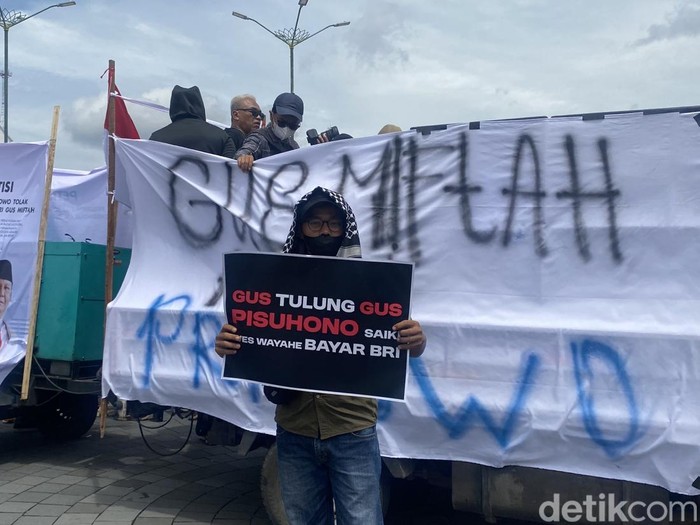 Massa yang menamakan diri Aliansi Santri Jalanan menggelar aksi demo tolak Gus Miftah mundur dari Utusan Presiden, di Titik Nol Kilometer, Kota Jogja, Senin (9/12/2024).